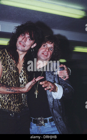 Heavy Metal Rocker Ozzy Osborne mit Tommy Lee am Flughafen Stansted ca. 1991 Stockfoto