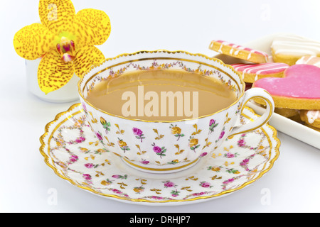 Antikes China Tee mit Herz schalenförmigen Cookies zur Teezeit. Stockfoto