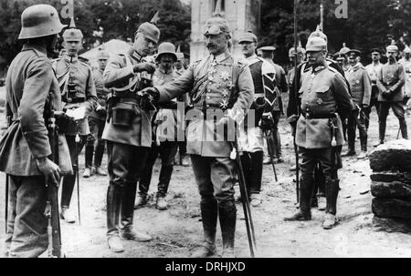 Kaiser Wilhelm II präsentiert Medaillen, Tarnopol, WW1 Stockfoto