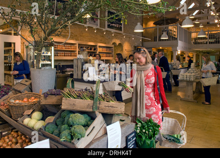 Daylesford Organic farmshop Gloucestershire, Shops, Shopping Mall und Cafe. Oft die Harrod's der Cotswolds bezeichnet. Eine im Vereinigten Königreich Stockfoto