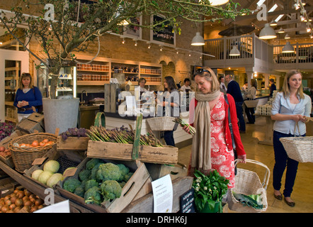 Daylesford Organic farmshop Gloucestershire, Shops, Shopping Mall und Cafe. Oft die Harrod's der Cotswolds bezeichnet. Eine im Vereinigten Königreich Stockfoto