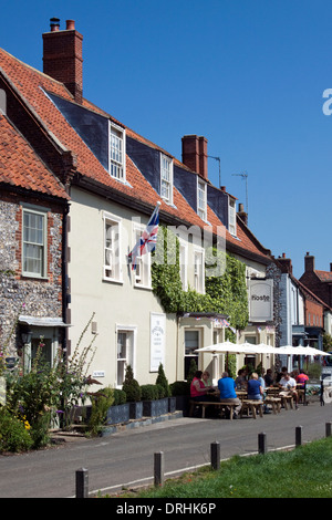 Menschen, die genießen Refeshments außerhalb der Hoste Arms in Burnham Market Stockfoto