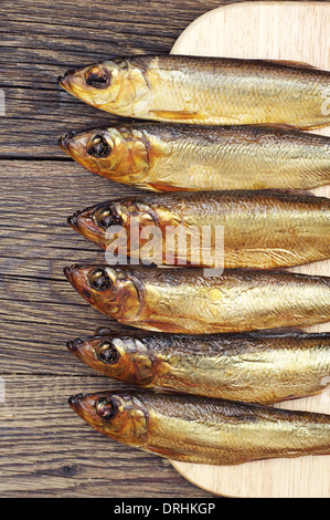 Geräucherter Hering auf hölzernen Hintergrund closeup Stockfoto