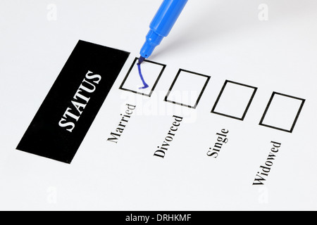 Formular zeigt Familienstand mit Check - Boxen und Stift Stockfoto