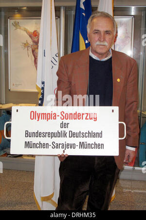 Sarajevo, Bosnien und Herzegowina. 15. Januar 2014. Edin Numankadic, Direktor des kleinen Olympischen Museum in Sarajevo hält ein Schild von der deutschen Sonderzug für die Olympischen Spiele in Sarajevo, Bosnien und Herzegowina, 15. Januar 2014. vor 30 Jahren, im Jahre 1984 fand die Olympischen Winterspiele in Sarajevo statt. Foto: Thomas Brey, Dpa/Alamy Live News Stockfoto