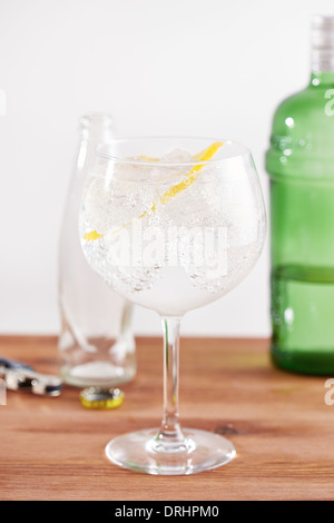 Klassischen Gin Tonic in Balon Glas mit einem Hauch von Zitrone Stockfoto