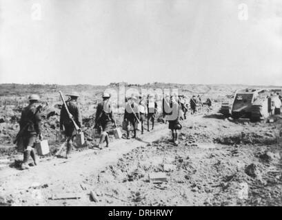 Mit Wasser an die vorderste Front, Westfront, WW1 Stockfoto