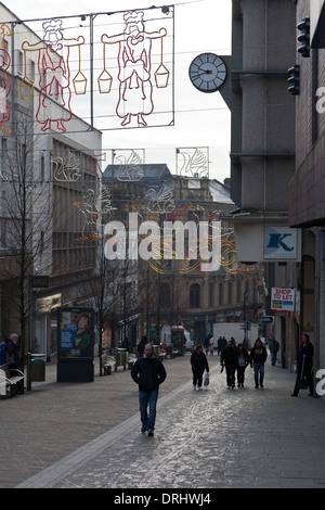 Bradford, West Yorkshire, England, Darley Straße Fußgängerzone mit Weihnachtsbeleuchtung hängt noch Stockfoto