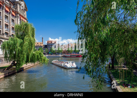 Ausflugsschiff auf krank Fluss und Quai des Pêcheurs Fischer Kai Straßburg Elsass Frankreich Stockfoto