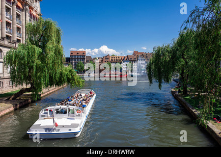 Ausflugsboot auf Dem Fluss Ill und Quai des Pêcheurs Fischer fahren nach Straßburg ins Elsaß Frankreich Europa Stockfoto