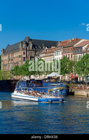 Tour Bootshäuser am Fluss Ill und Quai des Pêcheurs Fischer Kai mit Lastkähnen und Waterfront Straßburg Elsass Frankreich Stockfoto