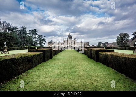 Formelle Hecken, die zum Atlas-Brunnen an der südlichen façade von Castle Howard, North Yorkshire, führen. Stockfoto