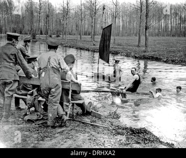 Britische Soldaten, die während der Ruhepause, WW1 Bootfahren Stockfoto