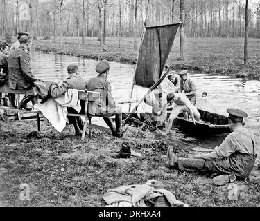 Britische Soldaten, die während der Ruhepause, WW1 Bootfahren Stockfoto