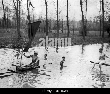 Britische Soldaten, die während der Ruhepause, WW1 Bootfahren Stockfoto