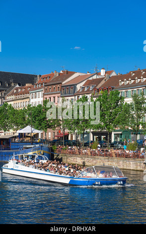 Tour Bootshäuser am Fluss Ill und Quai des Pêcheurs Fischer Kai mit Lastkähnen und Waterfront Straßburg Elsass Frankreich Stockfoto