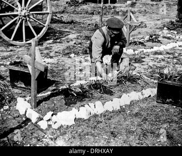 Britischer Soldat tendenziell Grab der gefallenen Kollegen, WW1 Stockfoto