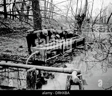 Britische Soldaten füllen Gießkannen, Westfront, WW1 Stockfoto