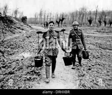 Britischer Soldat Wassertragen, Westfront, WW1 Stockfoto