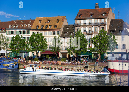 Tour Bootshäuser am Fluss Ill und Quai des Pêcheurs Fischer Kai mit Lastkähnen und Waterfront Straßburg Elsass Frankreich Stockfoto