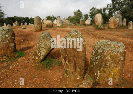 Portugal. In der Nähe von Evora. Die Cromlech von der Almendres. Megalith-Anlage: Hünengräbern und Menhire Steinen. Neolithikum. Stockfoto