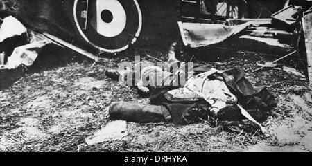 Britische Flugzeugabsturz mit Toten Piloten, WW1 Stockfoto