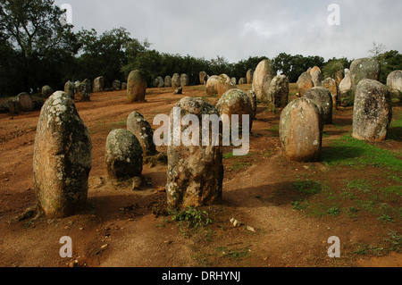 Portugal. In der Nähe von Evora. Die Cromlech von der Almendres. Megalith-Anlage: Hünengräbern und Menhire Steinen. Neolithikum. Stockfoto