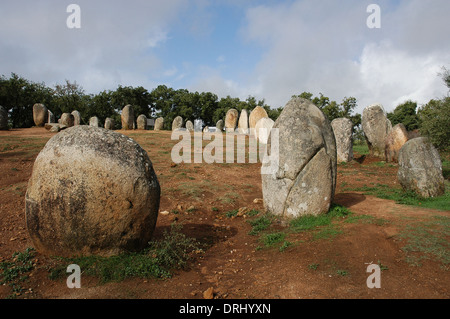 Portugal. In der Nähe von Evora. Die Cromlech von der Almendres. Megalith-Anlage: Hünengräbern und Menhire Steinen. Neolithikum. Stockfoto