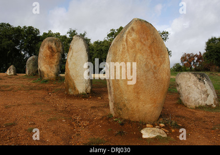 Portugal. In der Nähe von Evora. Die Cromlech von der Almendres. Megalith-Anlage: Hünengräbern und Menhire Steinen. Neolithikum. Stockfoto