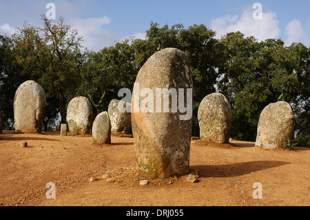 Portugal. In der Nähe von Evora. Die Cromlech von der Almendres. Megalith-Anlage: Hünengräbern und Menhire Steinen. Neolithikum. Stockfoto