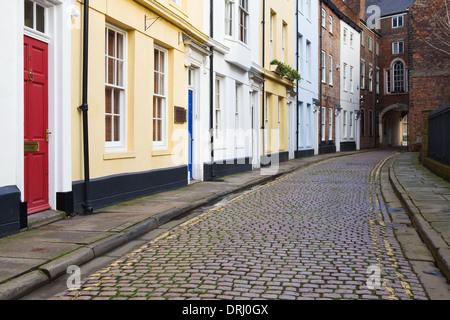 Georgianischen Häusern und Kopfsteinpflaster in der Prince Street in Hull es Old Town, East Yorkshire Stockfoto