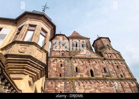 Orielfenster und romanische Abteikirche St. Etienne aus dem 11. Jahrhundert Marmoutier Elsass Frankreich Europa Stockfoto