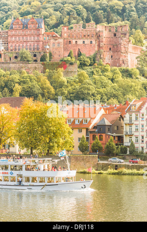 Ausflugsschiff auf dem Neckar, Altstadt und Heidelberger Schloss im Hintergrund, Heidelberg, Baden-Württemberg, Deutschland Stockfoto