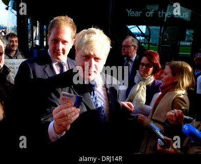 London, UK. 27. Januar 2014. Boris Johnson startet "Jahr des Busses". Start ist von Pro-squatting Demonstranten entführt. Im Bild: Bürgermeister Boris Johnson zeigt Gedenk Visitor Oyster Card Credit: Rachel Megawhat/Alamy Live News Stockfoto