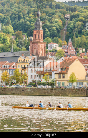 Ruderboot am Neckar, Altstadt von Heidelberg mit der Heiliggeistkirche in den Hintergrund, Heidelberg, Baden-wuerttem Stockfoto