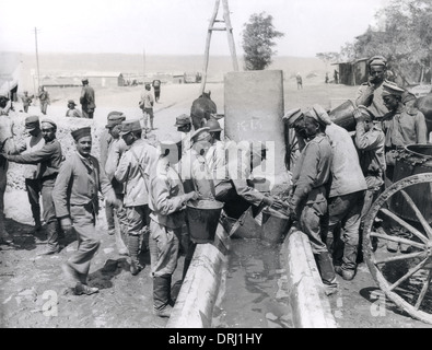 Alliierte Soldaten an einem Brunnen, Saloniki, WW1 Stockfoto