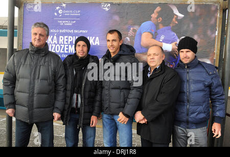 Ostrava, Tschechische Republik. 26. Januar 2014. Von links: Kapitän Jaroslav Navratil, Tennisspieler Radek Stepanek und Lukas Rosol, Physiotherapeuten Pavel Kovac und Coach Theodor Devoty zu einer Pressekonferenz vor dem ersten Vorrundenspiel des Davis Cup gegen die Niederlande in Ostrava, Tschechische Republik, 26. Januar 2014 kommen. © Jaroslav Ozana/CTK Foto/Alamy Live-Nachrichten Stockfoto