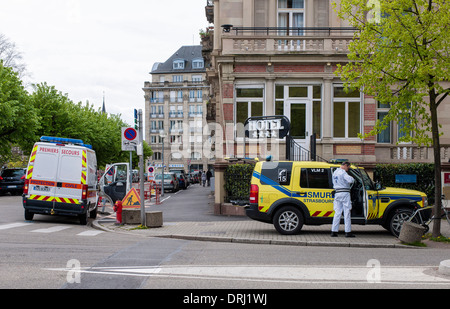 SMUR mobiler Rettungswagen und Rettungswagen vor dem Hotel Straßburg Elsass Frankreich Europa Stockfoto