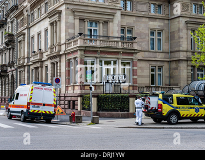 SAMU mobiler ärztlicher Notdienst Auto und Sanitäter Krankenwagen vor Hotel Straßburg Elsass Frankreich Stockfoto