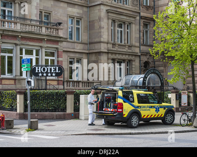 SAMU mobiler ärztlicher Notdienst Auto vor Hotel Straßburg Elsass Frankreich Stockfoto