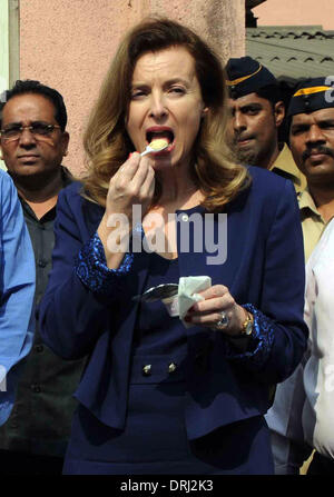 Mumbai, Indien. 27. Januar 2014. Valerie Trierweiler (vorne), die Ex-First Lady der französische Präsident Francois Hollande, isst Unterernährung Formel bei Ernährung Rehabilitation and Research Center in Dharavi Slum in Mumbai, Indien, 27. Januar 2014. Einen Tag nach der Aufspaltung mit Hollande, startete Trierweiler eine neue Phase in ihrem Leben Sonntag mit einem Charity-Besuch in Indien. Bildnachweis: Stringer/Xinhua/Alamy Live-Nachrichten Stockfoto