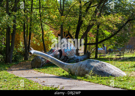 Defekte und beschädigte Dinosaurier bedeckt Graffiti Spreepark verlassenen Vergnügungspark, Plånterwald, Berlin Stockfoto