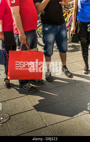 Gruppe von Käufern mit roten Esprit Shopping Bag, Outlet-Stadt, Metzingen, Baden-Württemberg, Deutschland Stockfoto