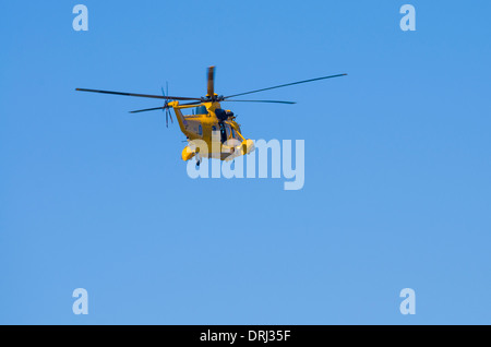 Westland Sea King WS-61 HAR3A RAF Such- und Rettungshubschrauber auf der Flucht vor einem blauen Himmel. Stockfoto