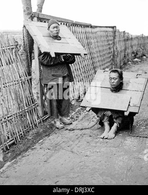 Zwei Häftlinge tragen Cangue, China Stockfoto