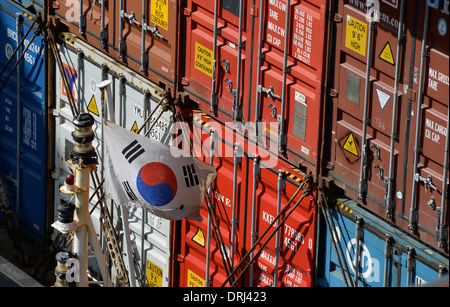 Südkoreanische Flagge und Container auf Schiff Gatun Schleusen Panama Stockfoto