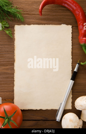 Hintergrund für das Kochen Rezepte und Gewürze auf Holztisch Stockfoto