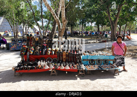 Maya-Marktstand verkauft Holzmasken und andere Souvenirs in Chichen Itza Yucatan, Mexiko. Stockfoto