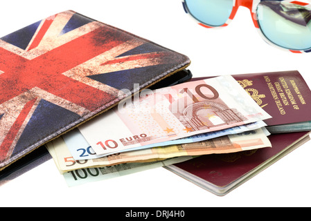 UK-Pässe mit Euro-Banknoten, eine Brieftasche und Sonnenbrillen - Studio gedreht mit weißem Hintergrund Stockfoto