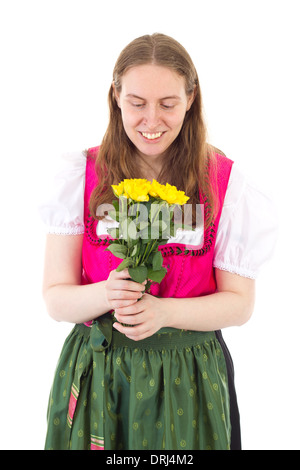 Schöne Frau im Dirndl glücklich über diese Rosen Stockfoto